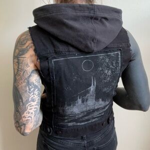 🌹SOLD🌹Women’s Levi’s small black hooded cathedral back patch vest